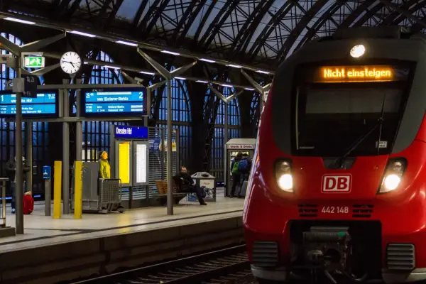 Roter Zug mit "Nicht einsteigen" auf der Anzeige am Bahnhof Dresden Hbf.