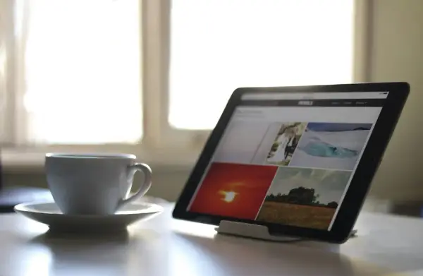 Poranna kawa i tablet z rankingiem tabletów do 1500 zł. Idealny zestaw do planowania zakupów.