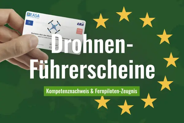 Ein Mensch hält einen Drohnenführerschein in der Hand. Das Luftfahrt Bundesamt (LBA) und die EASA sind darauf abgebildet. Der Text "Drohnen-Führerscheine" und "Kompetenznachweis & Fernpiloten-Zeugnis" ist prominent platziert.