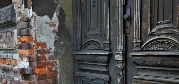 Kiedy budynek staje się zabytkiem? Poznaj kluczowe kryteria i proces