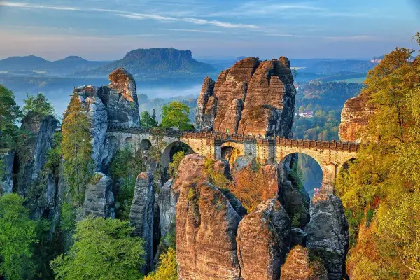 Most Bastei w Niemczech, kamienny most łączący skalne baszty. Ciekawostki o Niemczech: to miejsce inspiruje od wieków.