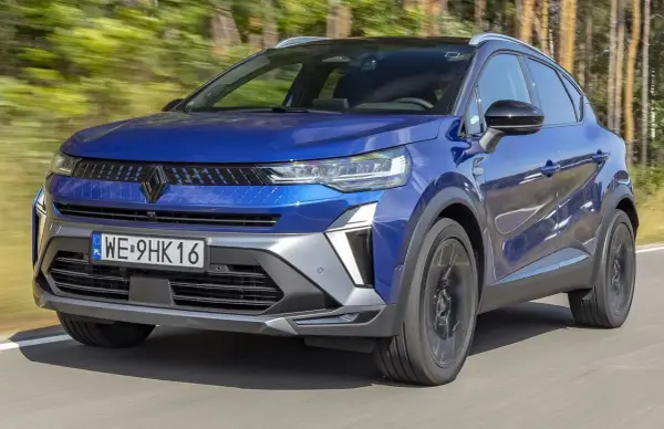 Nowy Renault Captur w niebieskim kolorze, idealny na rodzinne wycieczki. Sprawdź jego atrakcyjną cenę!