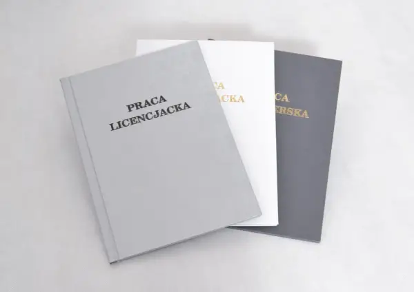 Trzy okładki prac licencjackich: szara, biała i grafitowa. Na szarej widnieje napis "PRACA LICENCJACKA".