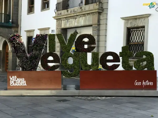 ¡Vive Vegueta en Las Palmas de Gran Canaria! Letras gigantes cubiertas de vegetación y dos minions dan la bienvenida al casco histórico.