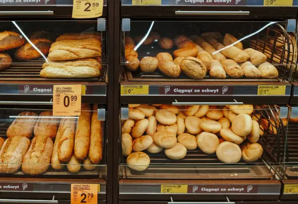 Tost z szynką i serem biedronka kcal. Na półkach sklepowych świeże pieczywo: bagietki, bułki i chleb.