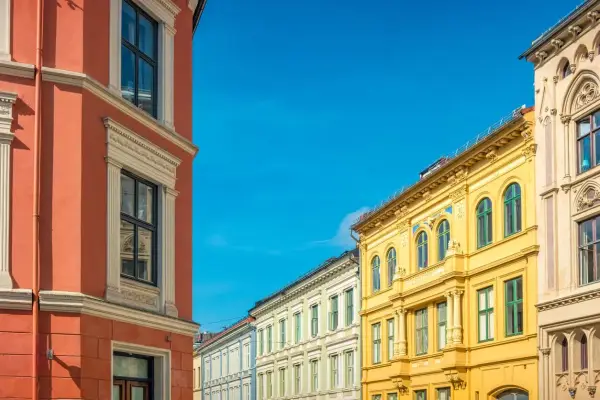 Kolorowe kamienice w Oslo, idealne na spacer przed rejsem promem do Oslo. Jasne słońce i błękitne niebo.