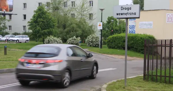 Droga wewnętrzna - zasady, znaki i parkowanie. Jak uniknąć błędów?