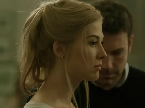 Kobieta z blond włosami i mężczyzna w tle, ich myśli pędzą na swift horses.