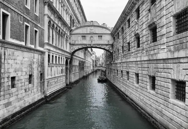 Il Ponte dei Sospiri, un ponte di vedute storiche, collega il Palazzo Ducale alle prigioni.