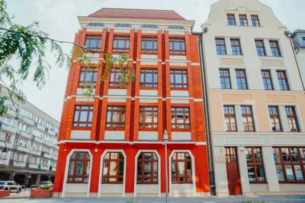 Jasna fasada i ceglany budynek przyciągają wzrok. Może tu mieści się filologia angielska we Wrocławiu?
