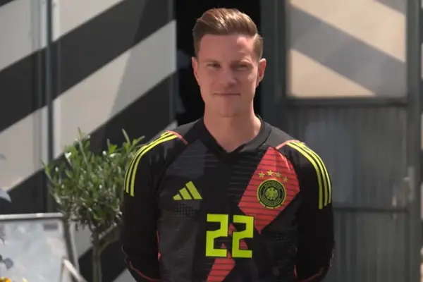 Marc-André ter Stegen w czarnej koszulce z numerem 22 i godłem Niemiec, gotowy do gry.