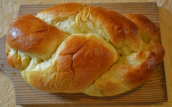 Une brioche vendéenne tressée, dorée et moelleuse, prête à être dégustée.