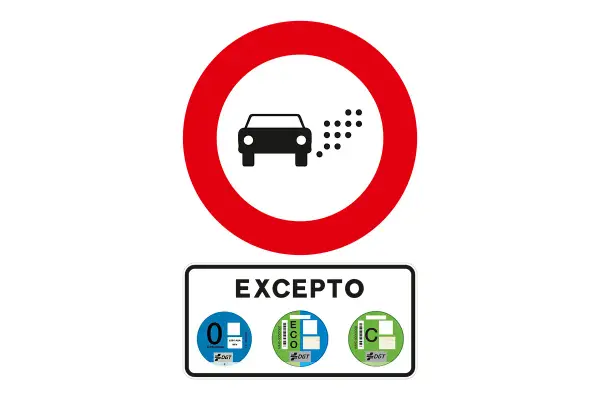 Señal de prohibición de paso a vehículos contaminantes, excepto los que luzcan la etiqueta amarilla DGT o distintivos ECO o C.