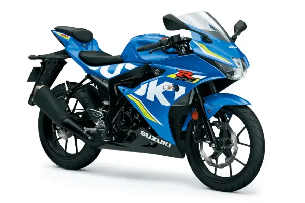 Niebieski motocykl sportowy Suzuki GSX-R 125 z białymi i żółtymi akcentami, gotowy na podbój dróg.