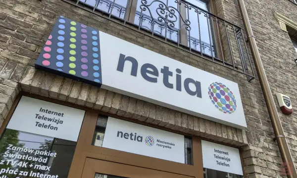Netia: Internet i telewizja 43 zł. Oferta obejmuje światłowód, TV 4K+max.