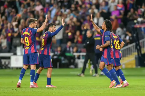 Piłkarze Barcelony świętują zwycięstwo. Lewandowski i koledzy z drużyny, gotowi na mecze Barcelony 2025, cieszą się na boisku.