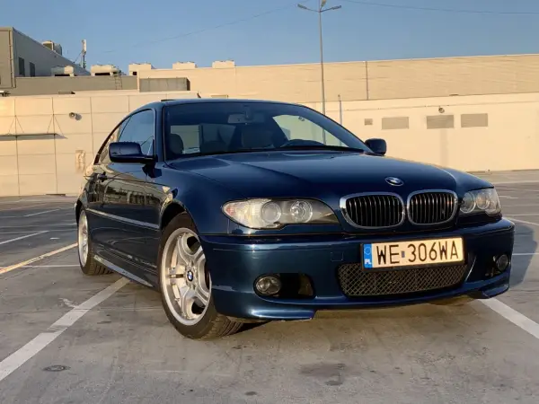 Granatowe BMW E46 330ci na parkingu.