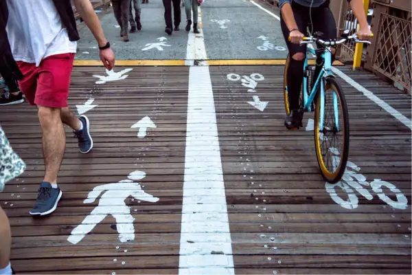 Rowerzysta jedzie po ścieżce rowerowej, a piesi po swojej. Czy rowerzysta ma obowiązek jazdy po ścieżce rowerowej?
