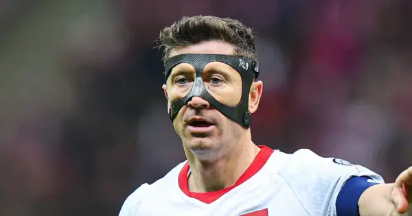 Robert Lewandowski w masce, czy to znak, że kończy karierę? Piłkarz w akcji.