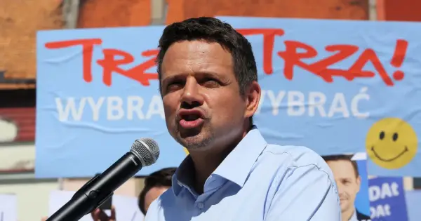 Rafał Trzaskowski przemawia do tłumu, w tle baner z hasłem "Trzask! Wybrać!". Może to być jego przemówienie do dzieci.