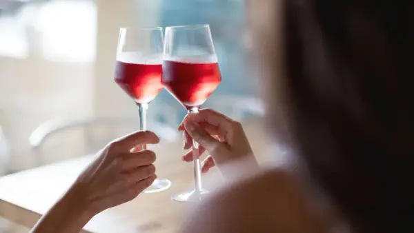 Dlaczego różowe wino to nie mieszanka? Odkryj sekrety produkcji