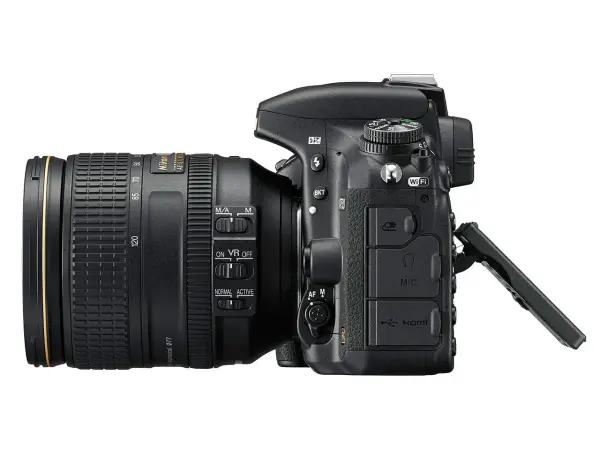 Nikon D750 test: aparat z obiektywem 24-120 mm, widoczne przyciski sterowania, Wi-Fi, HDMI i wejście mikrofonowe.