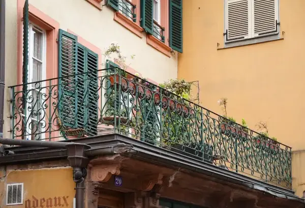 Kto odpowiada za przeciekający balkon? Zobaczcie ten stary budynek z ozdobną balustradą i rynnami, które mogą być przyczyną problemu.