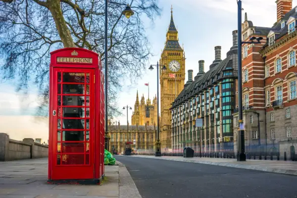 Klasyczny czerwony budka telefoniczna i Big Ben w Londynie. Idealne miejsce na planowanie lotów do Anglii.
