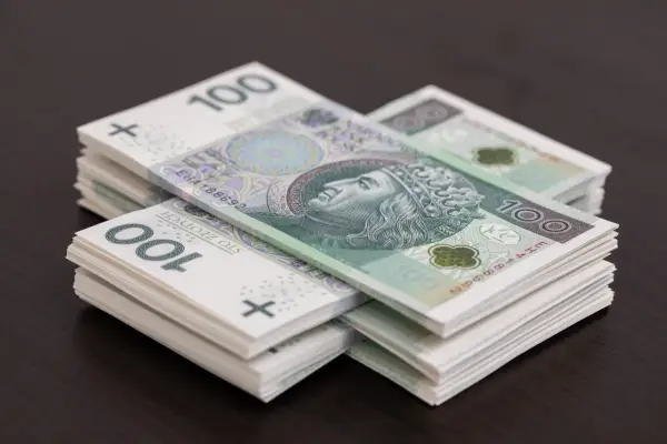 Stosy banknotów 100 zł. Wartość gotówki może być ograniczona, ale te pieniądze wyglądają na gotowe do wydania.