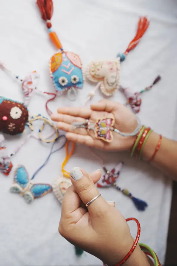 Jak wybrać żywicę UV do biżuterii handmade: praktyczny poradnik dla początkujących i zaawansowanych twórców