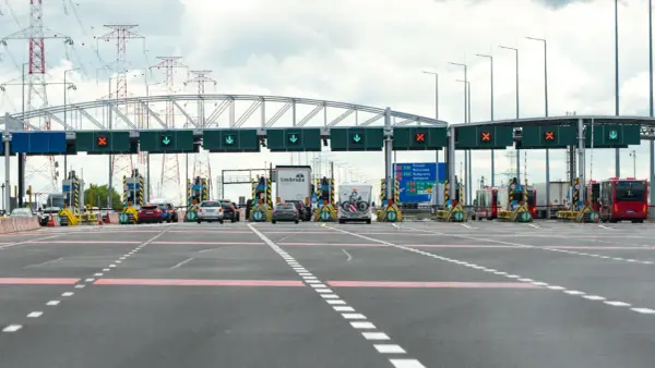 Bramki autostradowe, gdzie sprawdzisz, ile kosztuje autostrada do Zakopanego. W tle linie energetyczne.