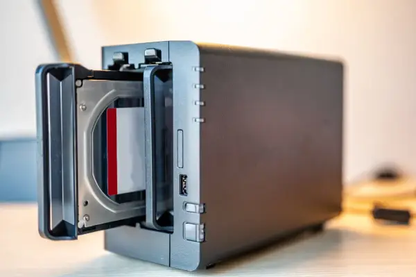 Un NAS avec un disque dur inséré. Ce support permet de sauvegarder ses données informatiques, contrairement à une simple clé USB.