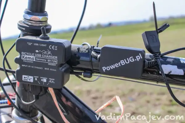 Dynamo rowerowe do ładowania telefonu. Urządzenie Kemo z USB i PowerBUG.pl na kierownicy roweru.