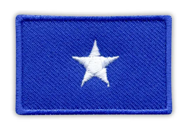 Naszywka z niebieskim tłem i białym, pięcioramiennym gwiazdorem. Symbolizuje flagę Somalii.