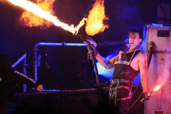Wokalista Rammstein z miotaczem ognia, czuję, że mein herz brennt. Na scenie płomienie i pirotechnika.