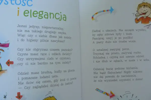 Savoir vivre dla dzieci: wierszyki o higienie, czystości i dobrych manierach. Uśmiechnięty chłopiec myje zęby.