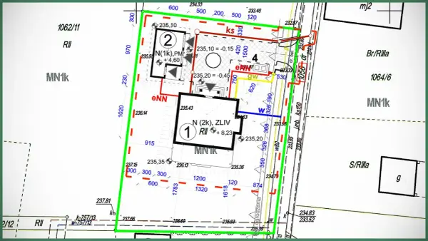 Mapa do celów projektowych z zaznaczonymi budynkami (1, 2, 4) i granicami działek.