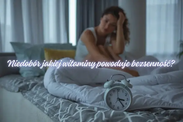 Kobieta w łóżku, zmartwiona, obok budzik. Czy niedobór witaminy D może powodować bezsenność?
