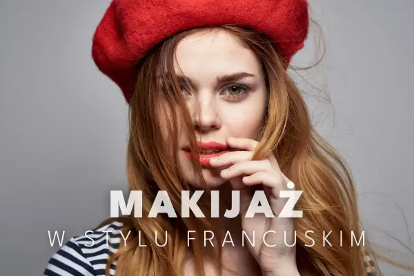 Kobieta w czerwonym beracie i paski, z subtelnym makijażem francuskim, zmysłowo dotyka ust.
