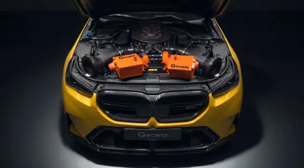Żółte BMW M5 z otwartą maską, prezentujące dwa pomarańczowe intercoolery G-Power.