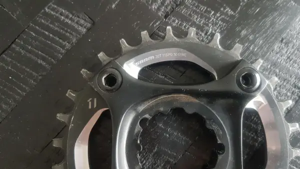 Zębatka SRAM 30T 11SPD X-SYNC, gotowa na wyzwania szlaków.
