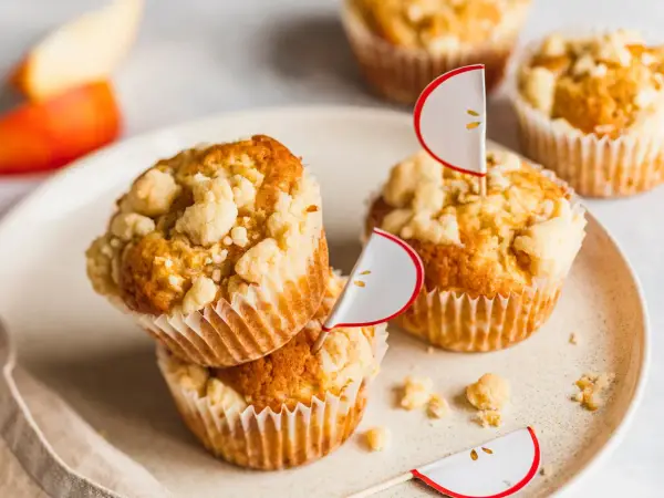 Saftige apfelmuffins mit knusprigen Streuseln, dekoriert mit süßen Apfel-Fähnchen. Ein Genuss für jeden Apfelliebhaber!
