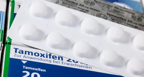 Tamoxifen-Tabletten im Blister und auf der Verpackung. Neue Erkenntnisse zu Tamoxifen sind wichtig für die Behandlung.