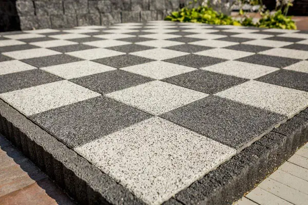 Szachownica z płyt chodnikowych 50x50. Zastanawiasz się, ile waży płyta chodnikowa 50x50?