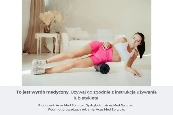 Kobieta wykonuje rolowanie po bieganiu na wałku do masażu.