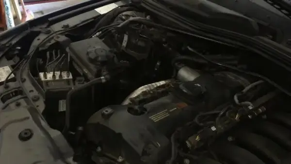 Gdzie jest akumulator w BMW E60? Odkryj jego lokalizację i dostępność