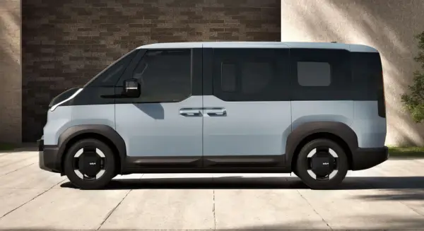 Jasnoszary elektryczny van Kia PV5 z czarnymi akcentami, widziany z boku.