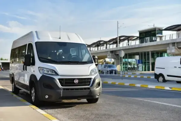 Jak dojechać z lotniska Chopina na Dworzec Zachodni - najlepsze opcje transportu
