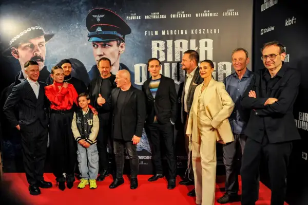 Biała odwaga obsada na premierze filmu. Grupa aktorów i twórców pozuje na czerwonym dywanie.