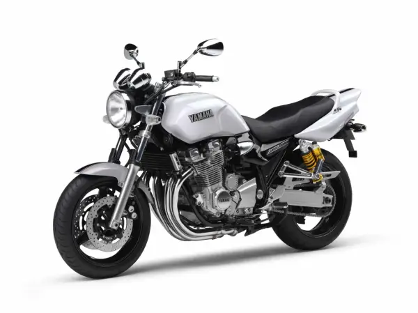 Srebrny motocykl Yamaha XJR 1300, klasyczny naked bike. Poznaj jego yamaha xjr 1300 dane techniczne.